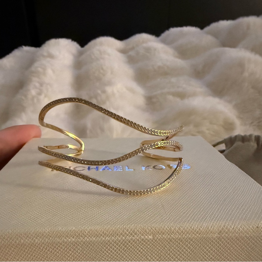 MICHAEL KORS (Rose) TONED WAVY RHINESTONE BRACELET.